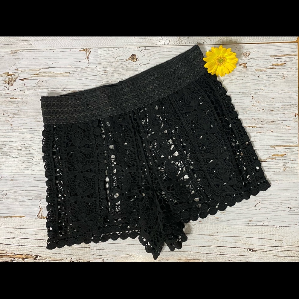 Gianni Bini coverup cotton lace shorts.